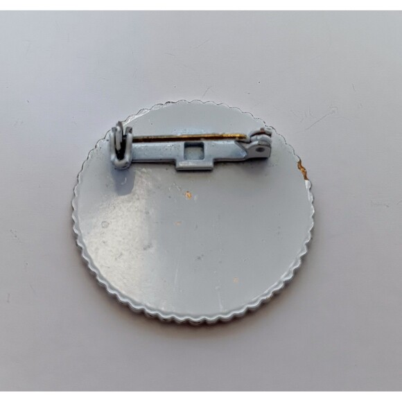 Vintage Unsigned Dainty White Enamel & Goldtone Etched Brooch 1 inch - Picture 2 of 6